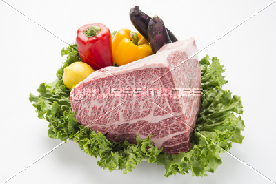 高級牛肉ブロックとカラフルな野菜-1