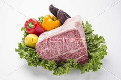 高級牛肉ブロックとカラフルな野菜-2