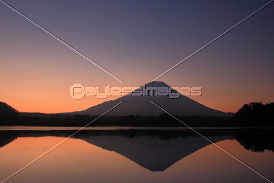 富士山 夜明けの精進湖 ストックフォトの定額制ペイレスイメージズ