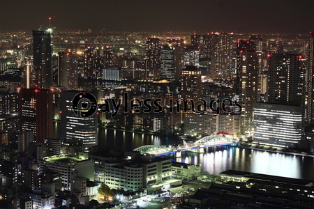 夜景 カレッタ汐留 ビル群 ストックフォトの定額制ペイレスイメージズ