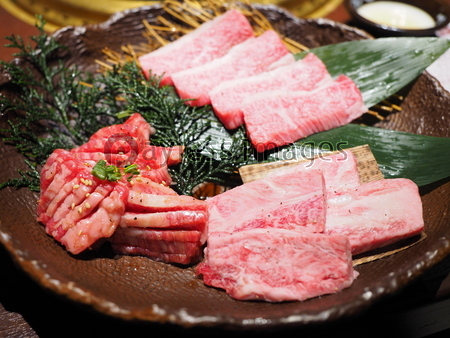 カルビ えんがわ 中落ち 焼肉盛り付け 商用利用可能な写真素材 イラスト素材ならストックフォトの定額制ペイレスイメージズ