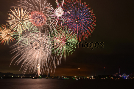 金沢区花火大会13 商用利用可能な写真素材 イラスト素材ならストックフォトの定額制ペイレスイメージズ