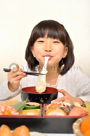 お雑煮を食べる女の子の写真 イラスト素材 Xf5925199278 ペイレス