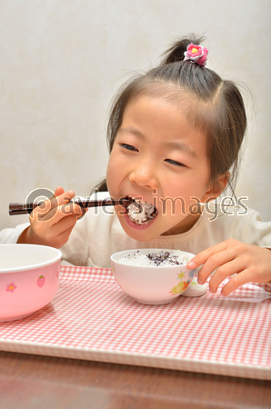 ご飯を食べる女の子 ストックフォトの定額制ペイレスイメージズ