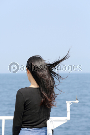 甲板の女性 商用利用可能な写真素材 イラスト素材ならストックフォトの定額制ペイレスイメージズ