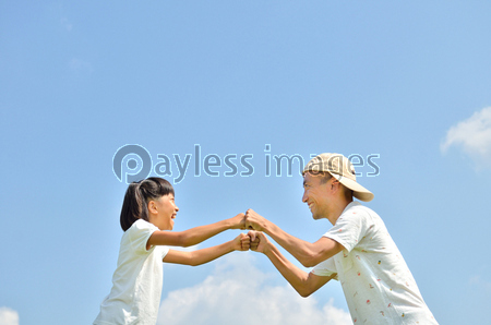 青空でグータッチする親子 商用利用可能な写真素材 イラスト素材ならストックフォトの定額制ペイレスイメージズ