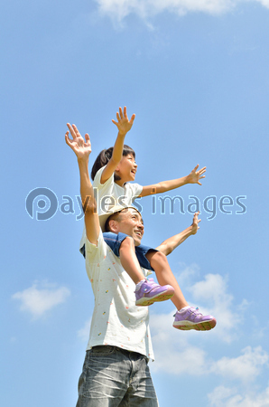 青空で肩車をする親子 商用利用可能な写真素材 イラスト素材ならストックフォトの定額制ペイレスイメージズ