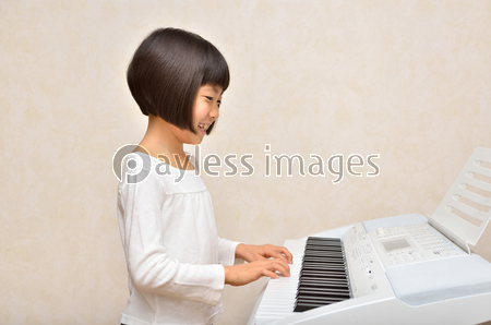 ピアノを弾く女の子 商用利用可能な写真素材 イラスト素材ならストックフォトの定額制ペイレスイメージズ