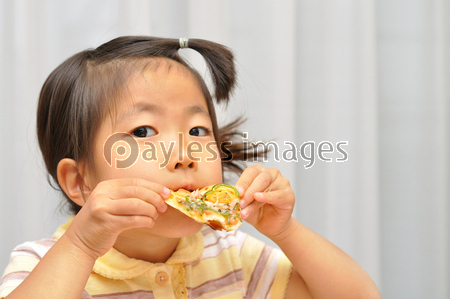 ピザを美味しそうに食べる女の子 商用利用可能な写真素材 イラスト素材ならストックフォトの定額制ペイレスイメージズ