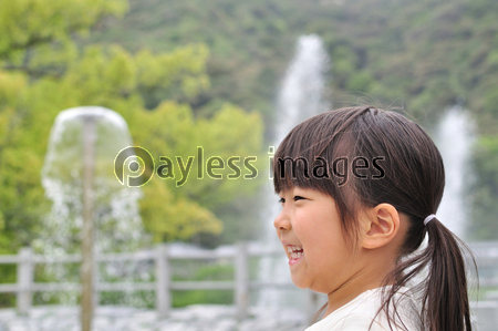 笑顔の女の子 横顔 ストックフォトの定額制ペイレスイメージズ