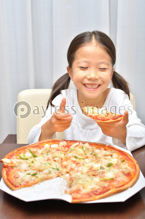 ピザを美味しそうに食べる女の子 商用利用可能な写真素材 イラスト素材ならストックフォトの定額制ペイレスイメージズ
