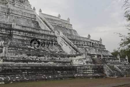 タイ国アユタヤの遺跡ワット・プーカオ・トーンと僧侶