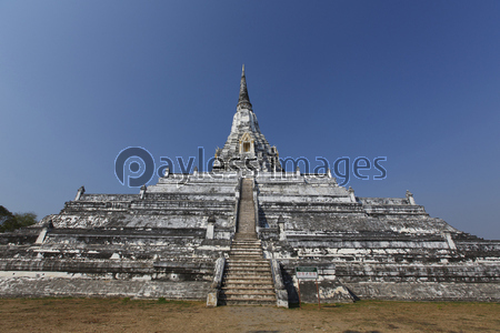 タイ国アユタヤの遺跡ワット・プーカオ・トーンと僧侶