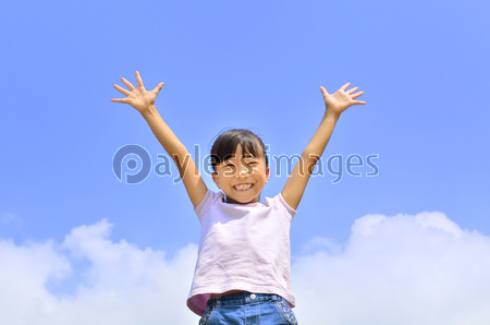 青空でバンザイする女の子 商用利用可能な写真素材 イラスト素材ならストックフォトの定額制ペイレスイメージズ