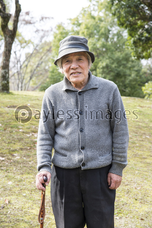 杖をついて立つ散歩中の老人 - 商用利用可能な写真素材・イラスト素材