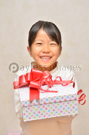 プレゼントを差し出す女の子 商用利用可能な写真素材 イラスト素材ならストックフォトの定額制ペイレスイメージズ