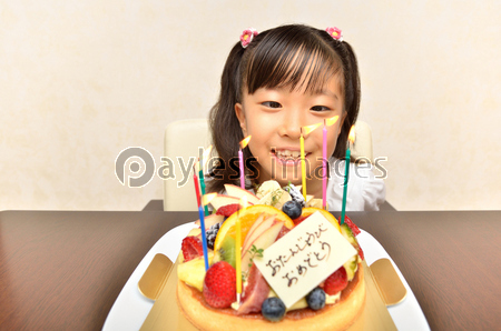 ご飯を食べる女の子 商用利用可能な写真素材 イラスト素材ならストックフォトの定額制ペイレスイメージズ