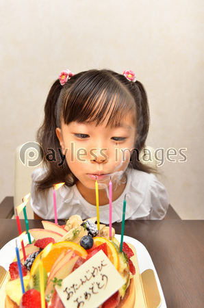 ご飯を食べる女の子 商用利用可能な写真素材 イラスト素材ならストックフォトの定額制ペイレスイメージズ