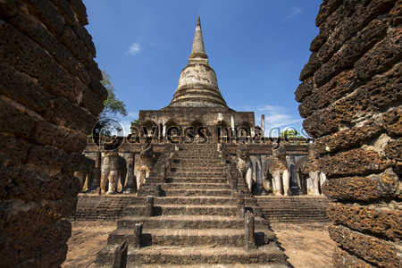 タイ国スコータイ県シーサッチャナライ歴史公園の遺跡ワット・チャーンローム