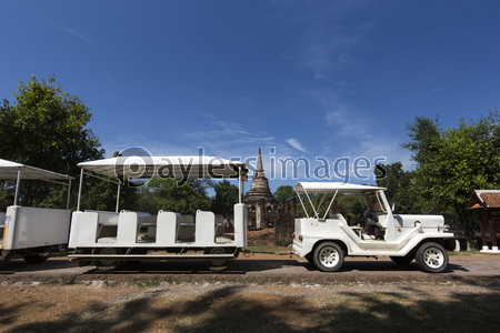 タイ国スコータイ県シーサッチャナライ歴史公園の遺跡ワット・チャーンロームと観光用車両