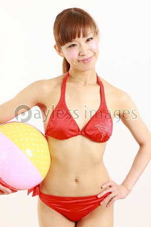 ビーチボールを持つ水着の女性 商用利用可能な写真素材 イラスト素材ならストックフォトの定額制ペイレスイメージズ