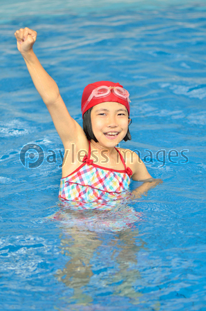 プールでガッツポーズをきめる女の子 商用利用可能な写真素材 イラスト素材ならストックフォトの定額制ペイレスイメージズ