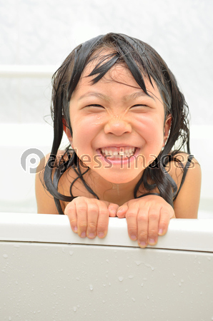 楽しくお風呂に入る女の子 商用利用可能な写真素材 イラスト素材ならストックフォトの定額制ペイレスイメージズ