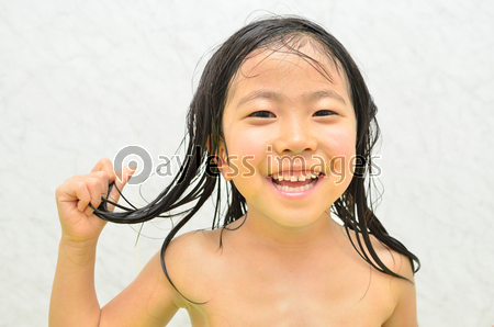 楽しくお風呂に入る女の子 ストックフォトの定額制ペイレスイメージズ