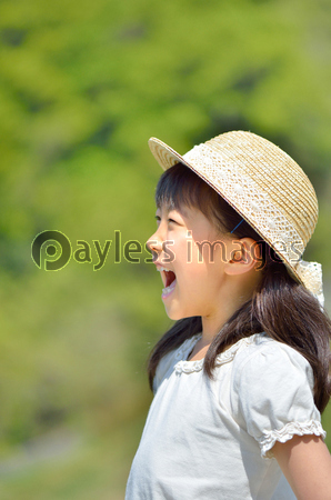 笑顔の女の子 横顔 麦わら帽子 商用利用可能な写真素材 イラスト素材ならストックフォトの定額制ペイレスイメージズ