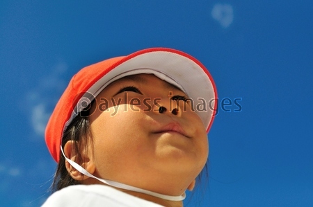 運動会で見上げる女の子 赤白帽子 商用利用可能な写真素材 イラスト素材ならストックフォトの定額制ペイレスイメージズ