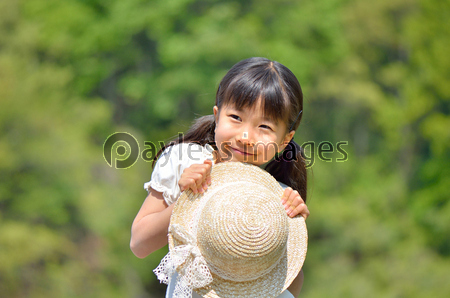 麦わら帽子を持つ女の子 商用利用可能な写真素材 イラスト素材ならストックフォトの定額制ペイレスイメージズ