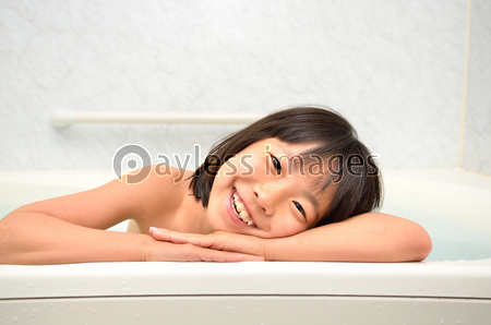 お風呂に入る女の子 ストックフォトの定額制ペイレスイメージズ