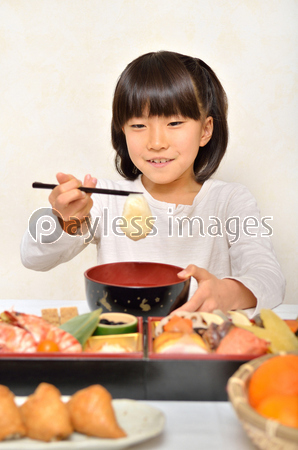 お雑煮を食べる女の子 ストックフォトの定額制ペイレスイメージズ