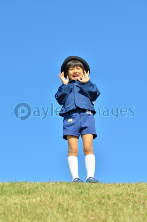 笑顔の幼稚園児 女の子 青空 商用利用可能な写真素材 イラスト素材ならストックフォトの定額制ペイレスイメージズ