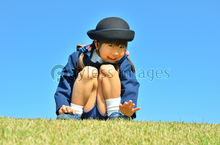 笑顔の幼稚園児 女の子 青空 商用利用可能な写真素材 イラスト素材ならストックフォトの定額制ペイレスイメージズ