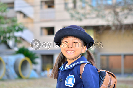 笑顔の幼稚園児 女の子 商用利用可能な写真素材 イラスト素材ならストックフォトの定額制ペイレスイメージズ