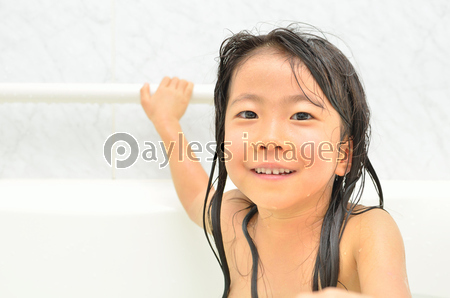 お風呂に入る女の子 - 商用利用可能な写真素材・イラスト素材ならストックフォトの定額制ペイレスイメージズ