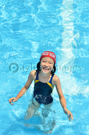 プールで笑う女の子 ストックフォトの定額制ペイレスイメージズ