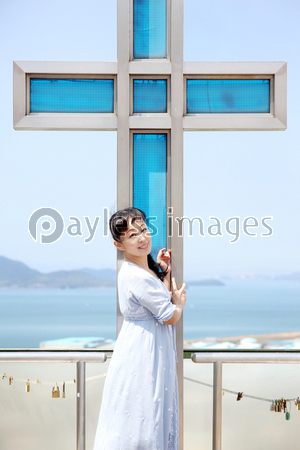 十字架と女性 商用利用可能な写真素材 イラスト素材ならストックフォトの定額制ペイレスイメージズ