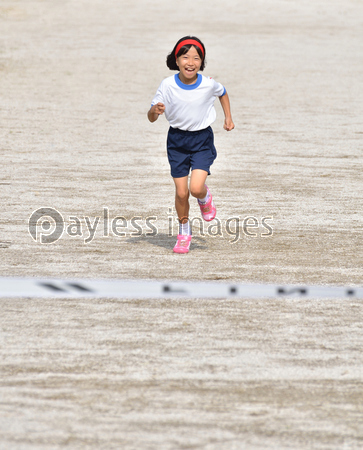 走る女の子 体操服 ゴールテープ ストックフォトの定額制ペイレスイメージズ