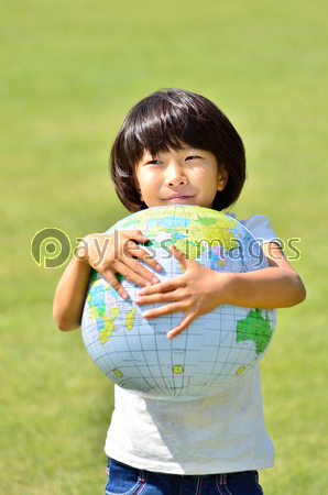 地球を抱く女の子 商用利用可能な写真素材 イラスト素材ならストックフォトの定額制ペイレスイメージズ