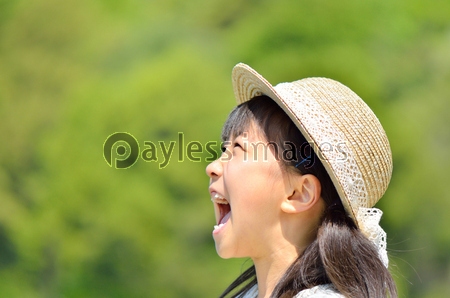笑顔の女の子 横顔 麦わら帽子 商用利用可能な写真素材 イラスト素材ならストックフォトの定額制ペイレスイメージズ