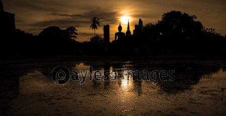 タイ国スコータイ遺跡と夕焼け