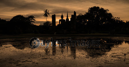 タイ国スコータイ遺跡と夕焼け