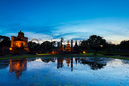 タイ国スコータイ遺跡のライトアップ