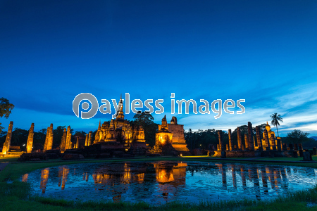 タイ国スコータイ遺跡のライトアップ