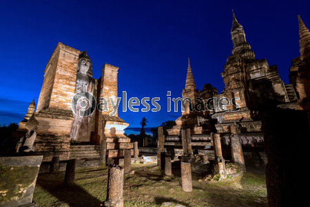 タイ国スコータイ遺跡のライトアップ