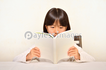 読書をする女の子 ストックフォトの定額制ペイレスイメージズ