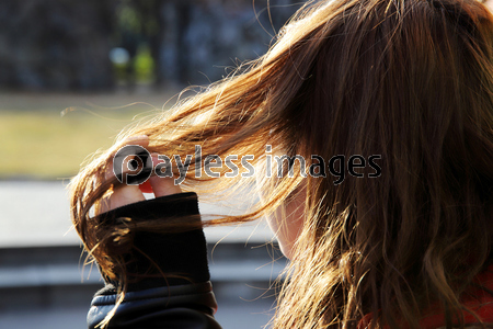 逆光に輝く女性の髪 商用利用可能な写真素材 イラスト素材ならストックフォトの定額制ペイレスイメージズ