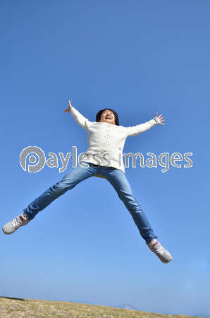 青空でジャンプする女の子 ストックフォトの定額制ペイレスイメージズ